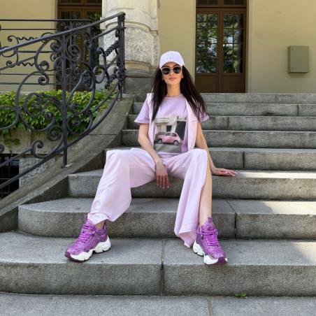 Fioletowy T-shirt Damski z Nadrukiem Różowego Samochodu – „Loui. My Little Pink Car”